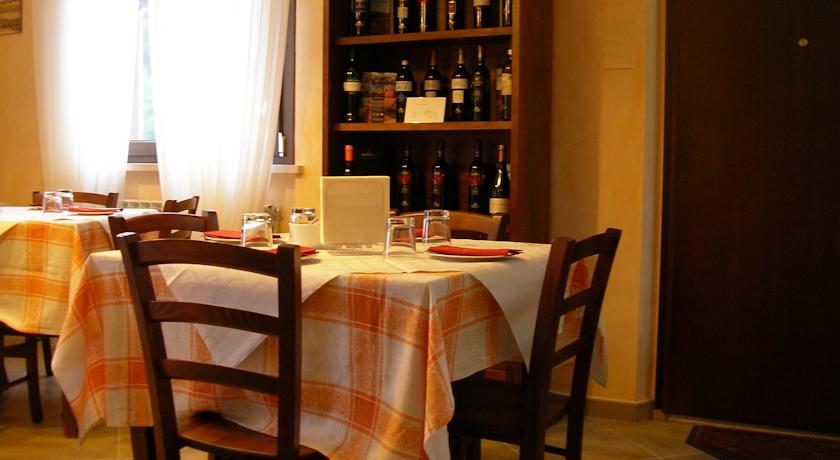 Ristorante interno con prodotti tipici