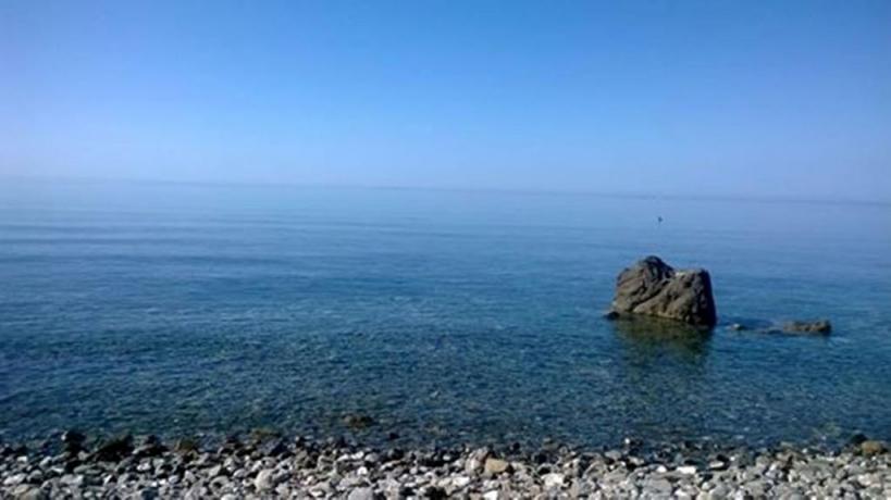 Spiaggia Privata di Sassi con Mare Cristallino