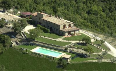 Soggiorni in camere ed appartamenti con camino. Centro Benessere ad uso esclusivo. Vasca idromasaggio, sauna, doccia. Ristorante e piscina con vista panoramica.