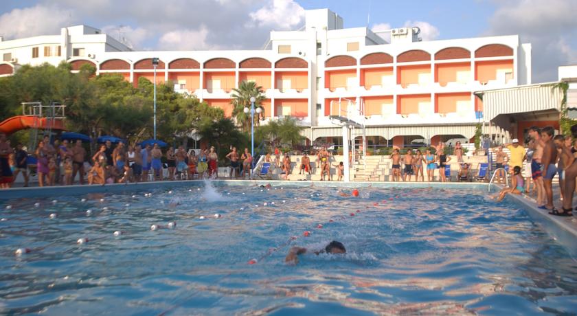 Scalea in Villaggio con spiaggia e piscine 