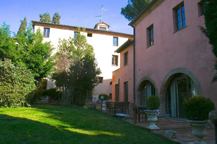 Borgo con appartamenti e camere in Toscana 