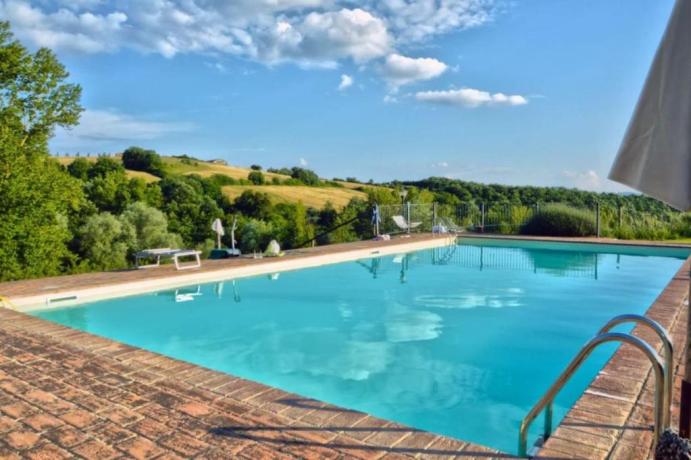 Piscina e solarium casale San Venanzo-Umbria 