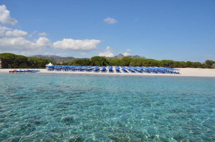 Spiaggia di Cala Ginepro in Sardegna 