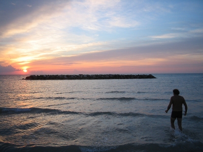 Bar, coffeshops and cottages along the beach 