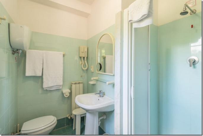 Hotel Lago Trasimeno con ampio bagno con doccia