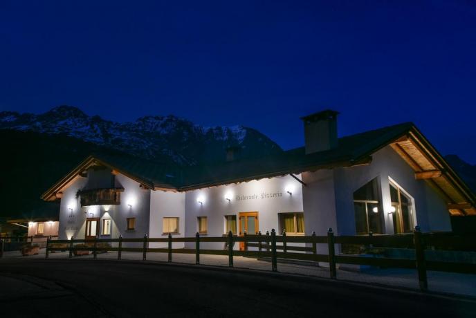 Esterno notturno dell'Hotel Ristorante vicino Bormio 