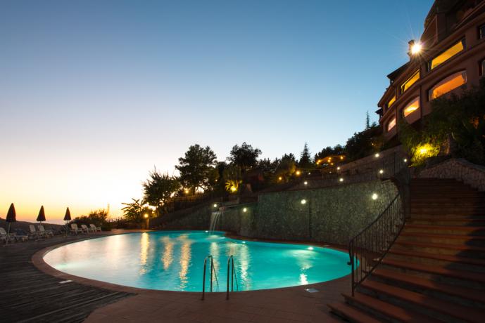 Resort con piscina al tramonto