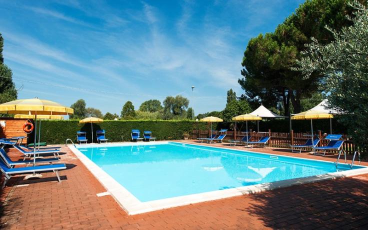 Piscina-area-solarium-Hotel-3stelle-sul-Lago Trasimeno-Umbria 