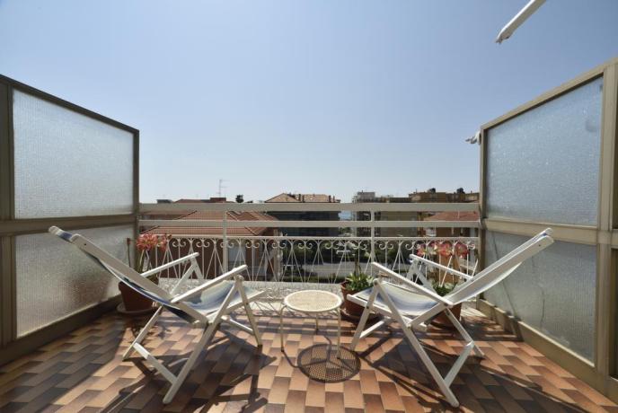 Offerta Vacanze Liguria, San Bartolomeo a mare Imperia, in Hotel 3 stelle fronte mare con camere con Balcone, Piscina, Terrazza panoramica, Ristorante e Noleggio bici con Bonus Vacanze Accettato