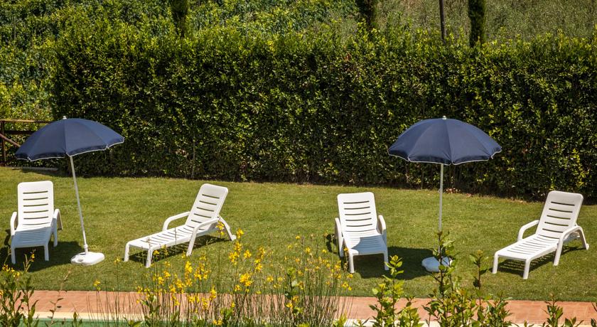 Solarium in giardino a bordo piscina
