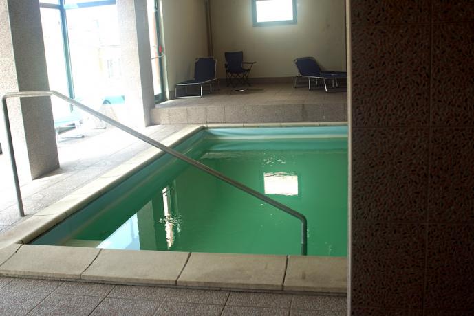 Piscina riscaldata in hotel con centro sportivo 