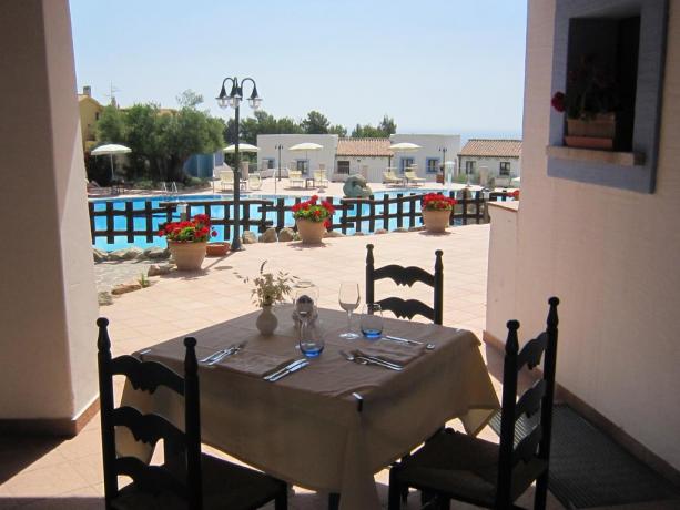 Ristorante all'aperto con piatti tipici ad Orosei
