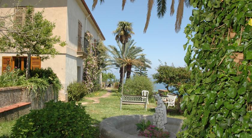 Esterno dell'Agriturismo con angolo barbecue