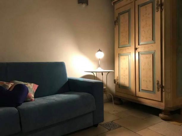 Soggiorno appartamenti B&B con divano a Polignano 