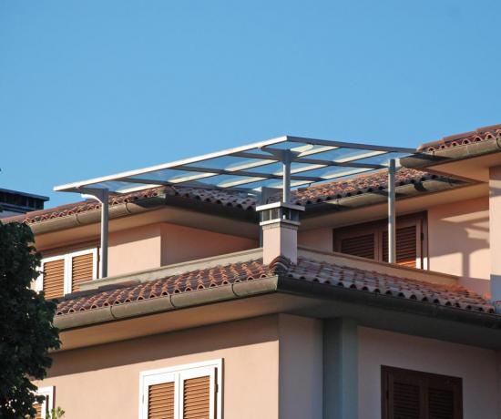 tettoia prefabbricata acciaio e vetro