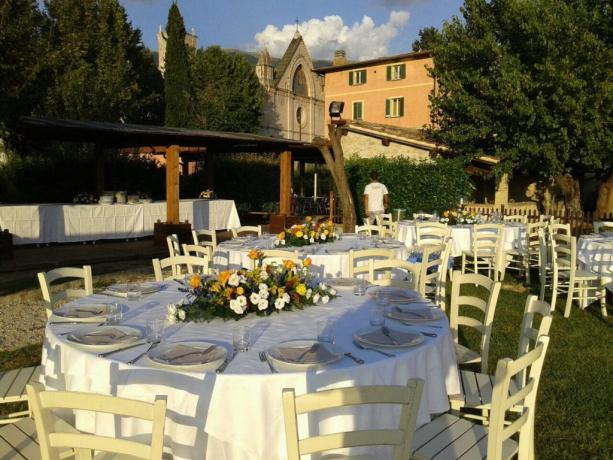 Ristorante allestito a bordo piscina sotto Assisi