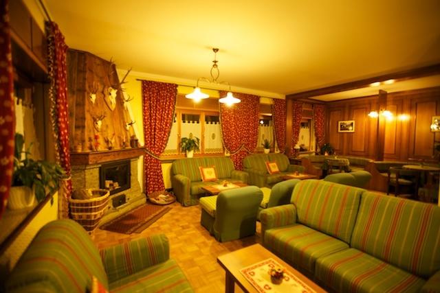 Sala lettura con Camino vista montagna