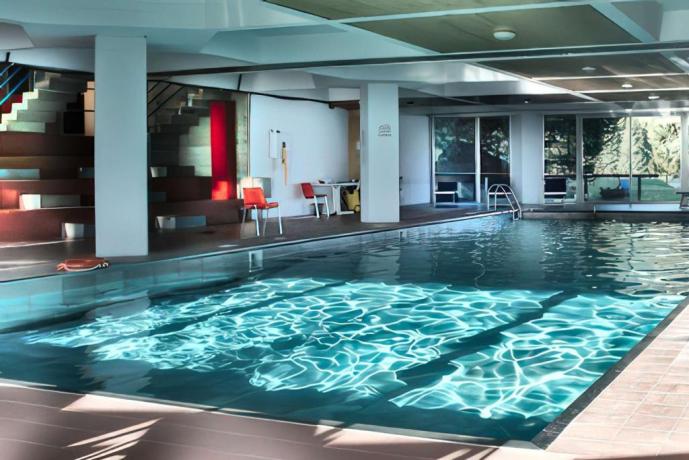 Piscina riscaldata hotel per adulti e bambini 
