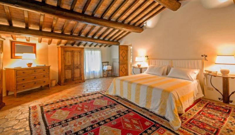 Camera-Matrimoniale con Vista Suggestiva tra Umbria e Toscana