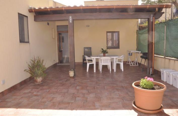 Casa vacanze veranda arredata giardino San-Vito-lo-Capo
