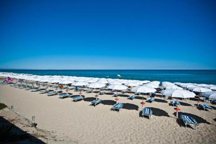 Lunga spiaggia di fronte al resort