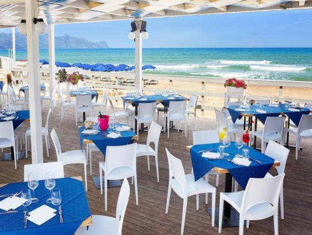 Terrazza fronte mare adibita a sala ristorante 