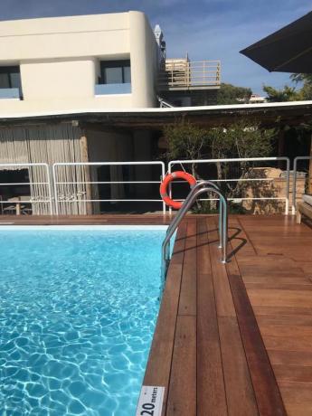 Hotel fronte mare con piscina a Baia Domizia
