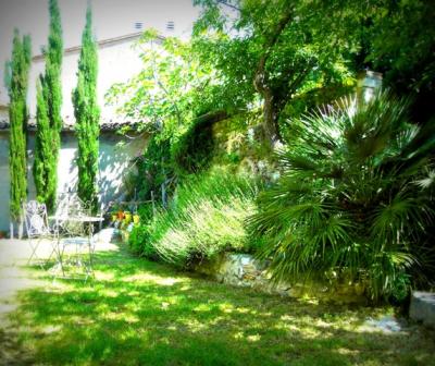 Giardino attrezzato con tavolo sedie e sdraio