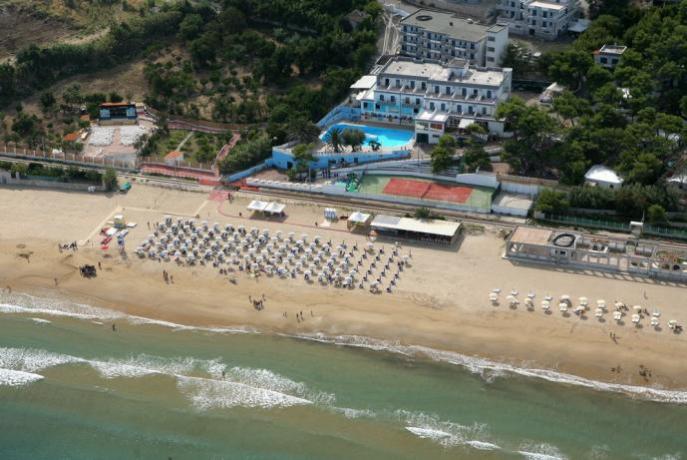Villaggio con spiaggia privata attrezzata