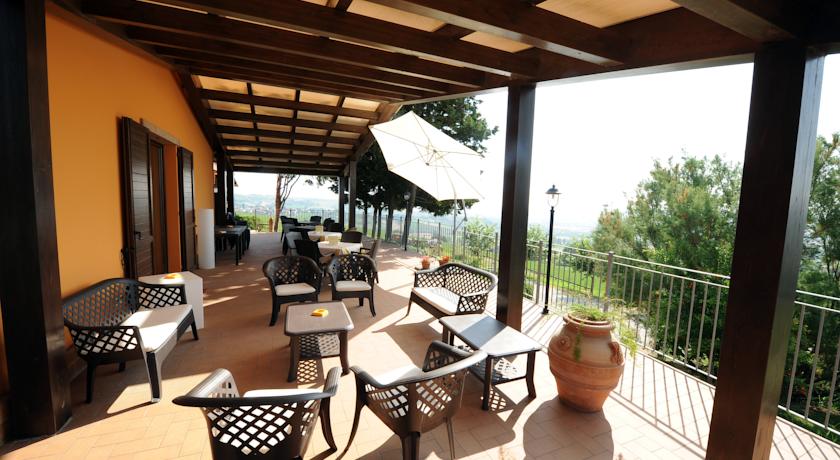Barbecue e tavoli per cene all'aperto