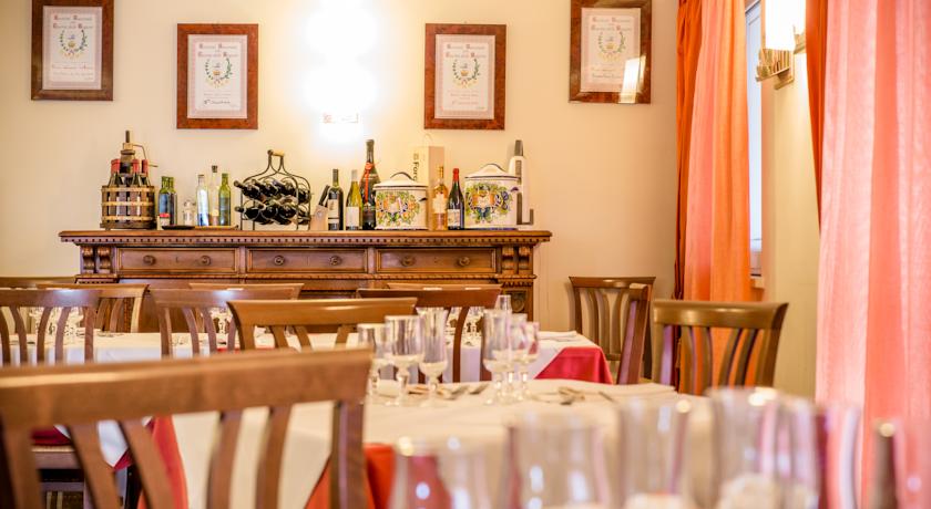 Ampia sala ristorante aperta a pranzo e cena 