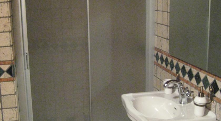 camera con bagno e box doccia