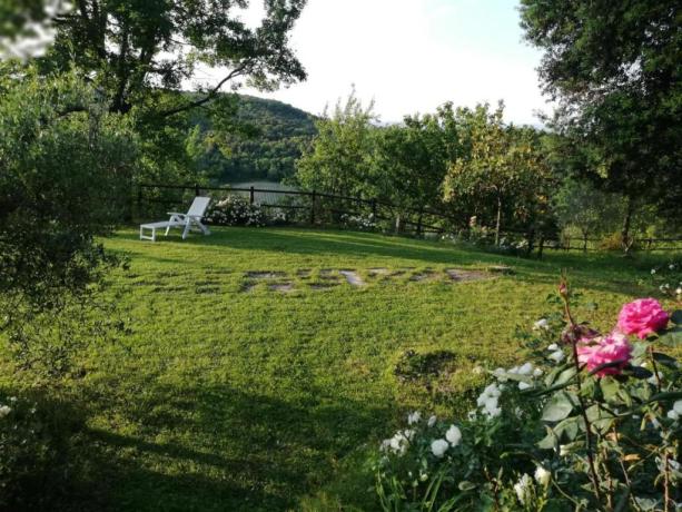 Ampio giardino Casale vacanza per gruppi famiglie