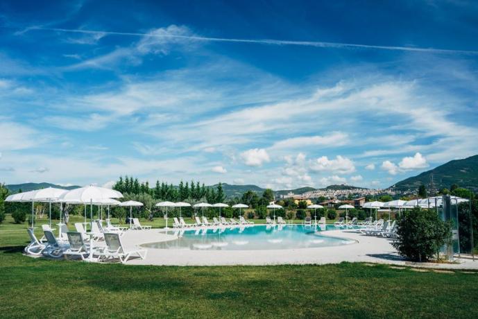 Hotel Assisi piscina esterna con lettini 