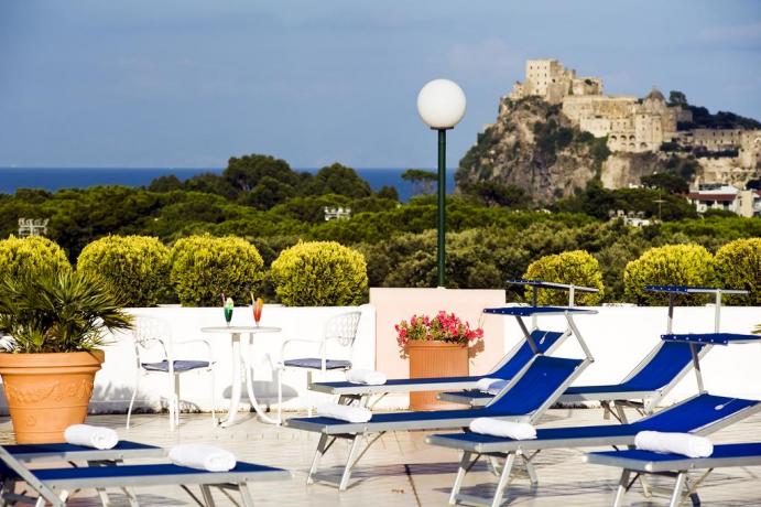 Area relax con lettini albergo**** a Ischia porto 