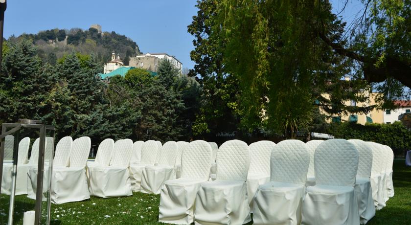 sedie posizionate in giardino per evento Padova