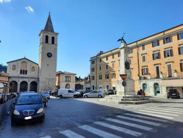 Piazza a Spoleto con obelisco 