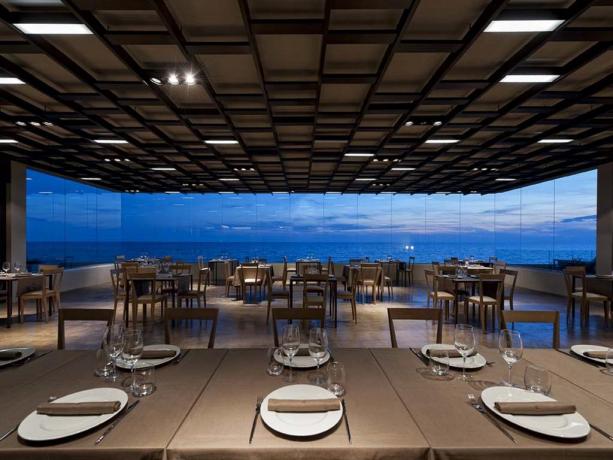 Ristorante moderno menù pesce fronte spiaggia Latina 