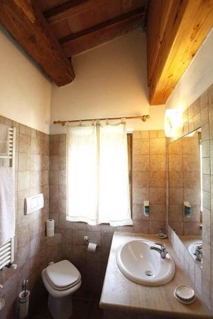 Camera con bagno privato agriturismo a Volterra