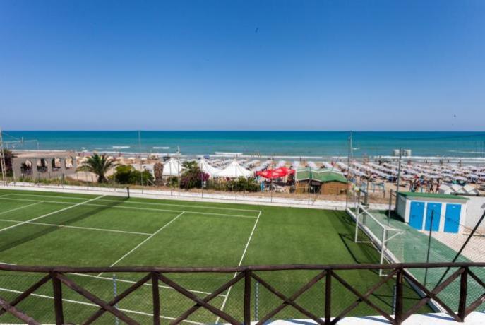 Campetto da calcio-tennis fronte spiaggia