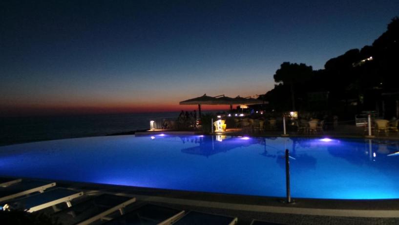 Residence a Palinuro con piscina aperta notte