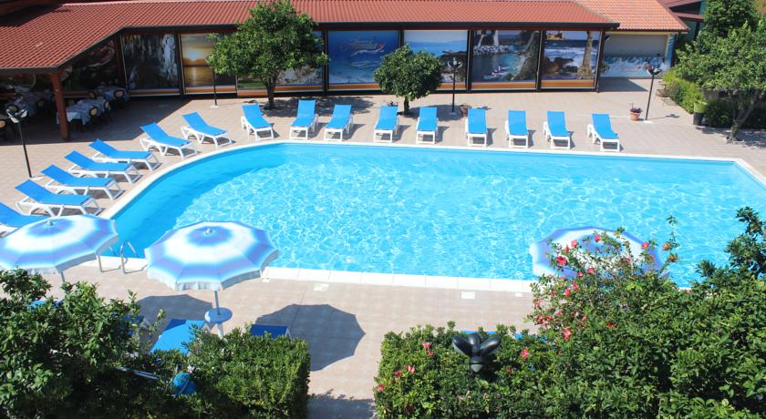 Piscina attrezzata con idromassaggio