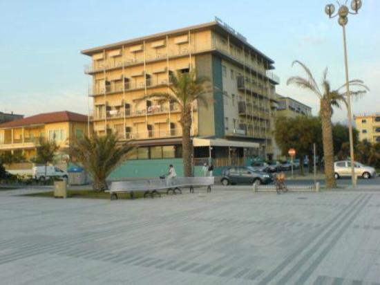 Hotel in centro di Lido-di-Camaiore davanti al mare 