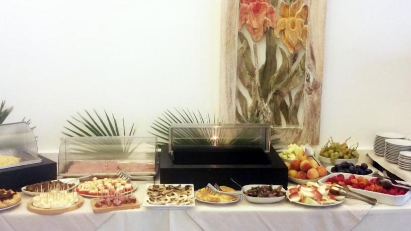 Albergo in Sicilia, colazione in sala interna 