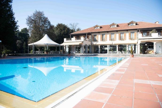 Villa con Grande Piscina e Giardino vicino Milano 