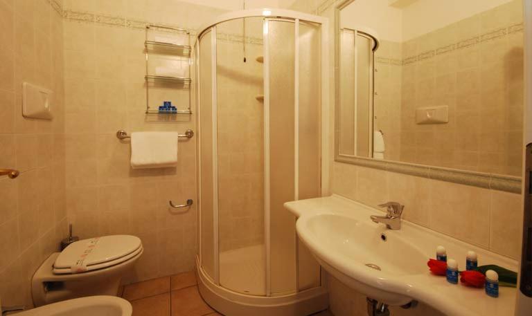 Bagno privato delle camere H. Adriatico Alba Adriatica