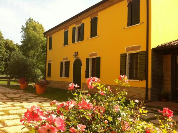 Agriturismo a Mantova con cortile curato