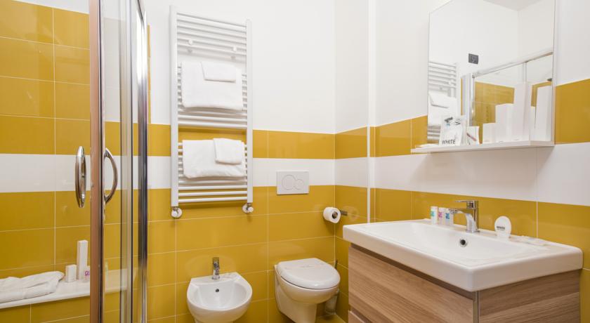 Bagno con ampia doccia e phon