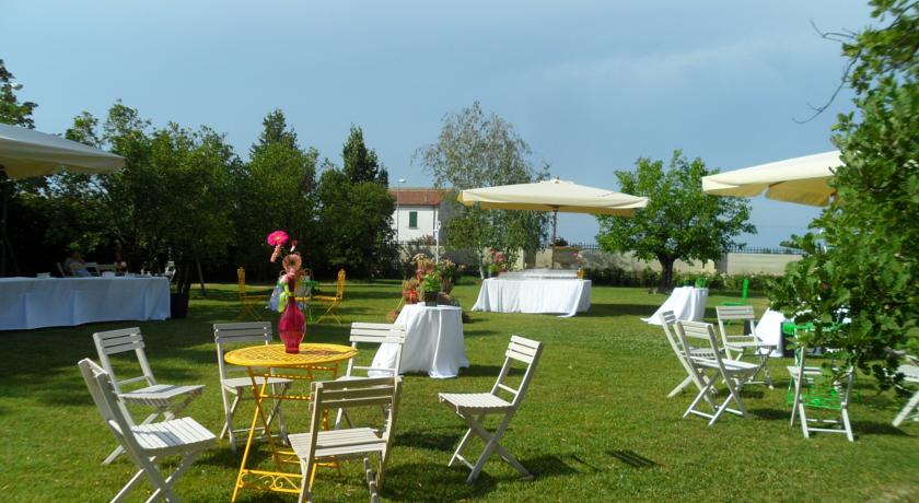 allestimento giardino esterno per villa Ravenna