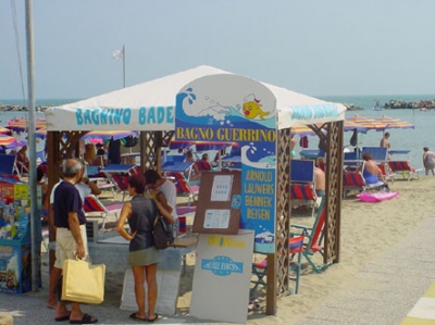 Bagni e divertimento in spiaggia